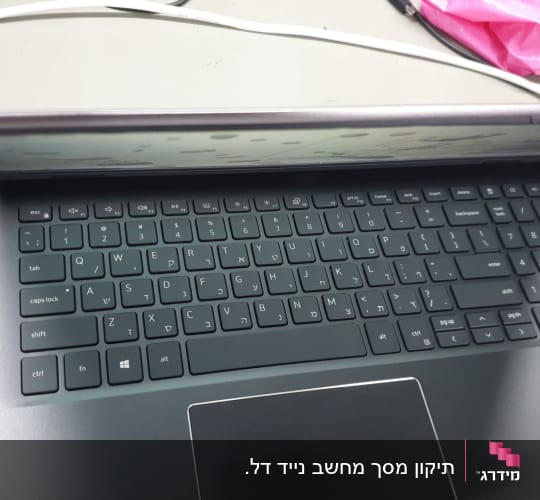מחשב נייד עם מקלדת פתוחה על שולחן